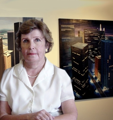 Wanda Raymond in front of her artwork